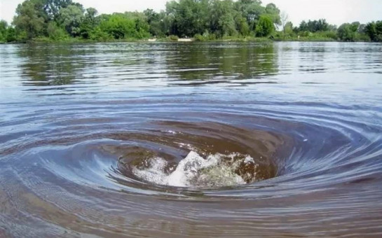 Что делать, если попали в водоворот в водоёме.